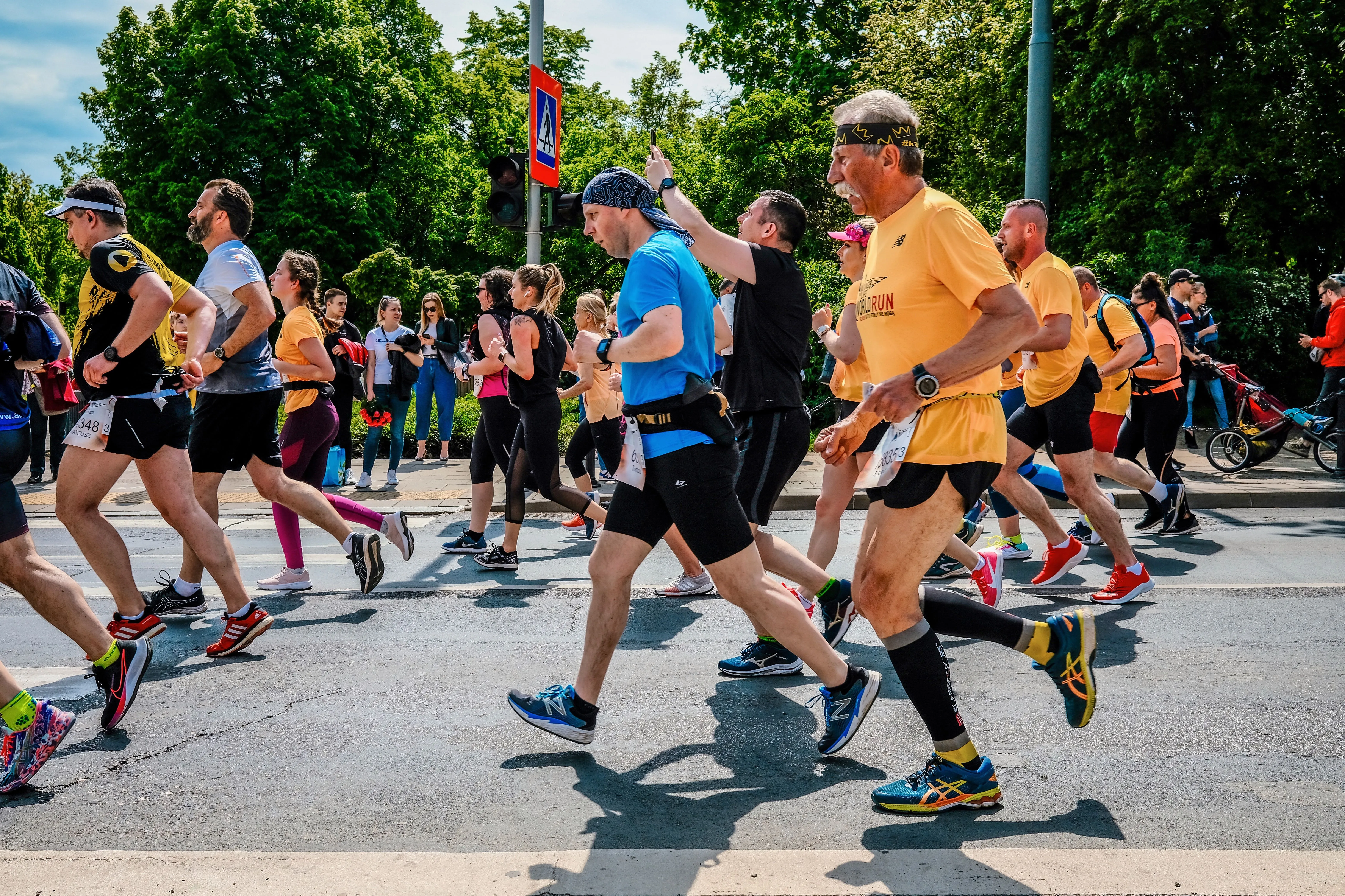 Biegacze podczas maratonu – fizjoterapia sportowa Warszawa Włochy