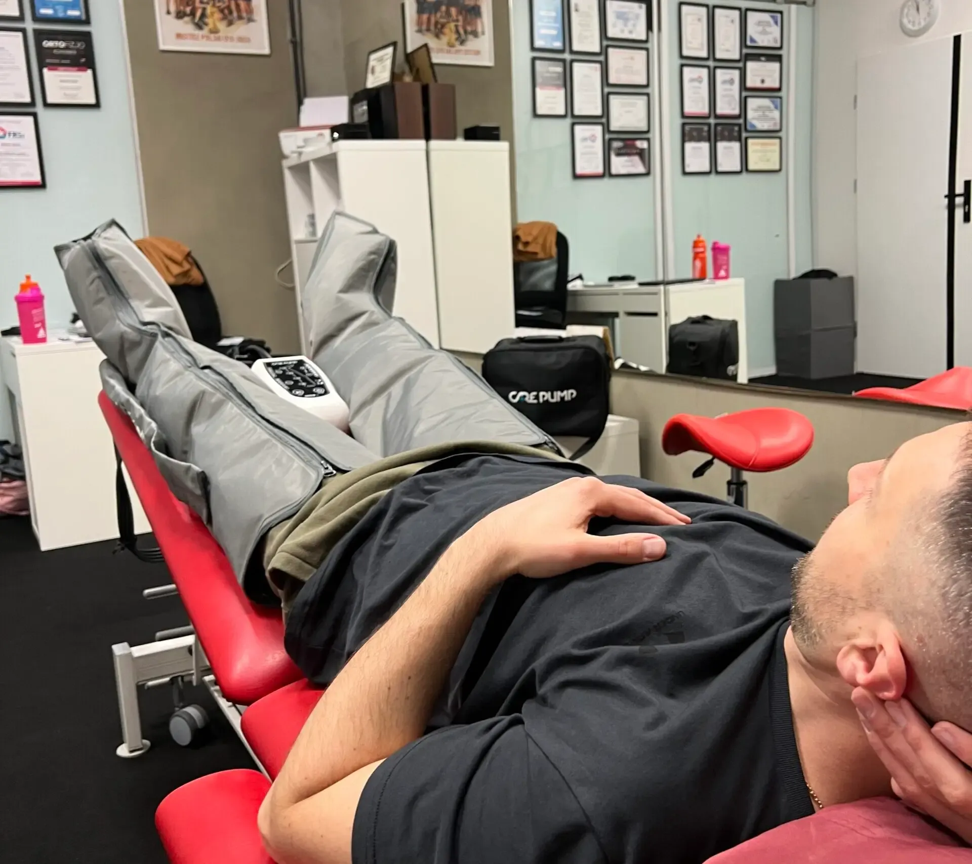 Masaż kompresyjny (presoterapia) nóg – regeneracja sportowa w Fizjo-Fan Warszawa Włochy